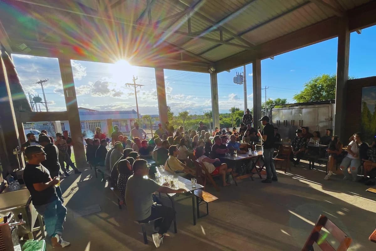 Patio de la planta de Prost al atardecer, con gente en las mesas